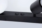 Kinkiet Tavira w kolorze czarnym z miejscem na żarówki G9 i GU10. Ujęcie z góry, widoczne dwa okrągłe przyciski na metalowej podstawie. Produkt z minimalistycznym designem, idealny do nowoczesnych wnętrz.
