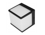 Kinkiet elewacyjny Cube I w kolorze czarnym, o prostokątnym kształcie, z białym, matowym kloszem. Ujęcie z boku, pokazujące detal montażu i wykończenia. Produkt przeznaczony do użytku zewnętrznego, z miejscem na żarówkę GX53.
