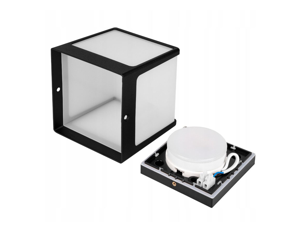 Kinkiet elewacyjny Cube I zewnętrzny w kolorze czarnym, w kształcie sześcianu z przezroczystym kloszem. Widoczny zewnętrzny moduł z oprawką GX53. Produkt w pozycji leżącej, z otwartą obudową, ukazujący detale montażowe.