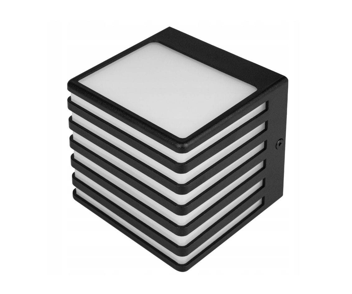 Kinkiet elewacyjny Cube II w kolorze czarnym, wykonany z tworzywa, o kształcie sześcianu. Posiada sześć poziomych, białych paneli. Ujęcie z boku, ukazujące jego prostą formę i możliwość montażu na zewnątrz.