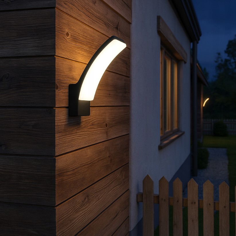 Kinkiet elewacyjny LED 12W 4000K w kolorze czarnym, zamontowany na drewnianej ścianie. Lampa ma zaokrąglony kształt i emituje ciepłe światło, podkreślając otoczenie. IP54 zapewnia odporność na warunki atmosferyczne.