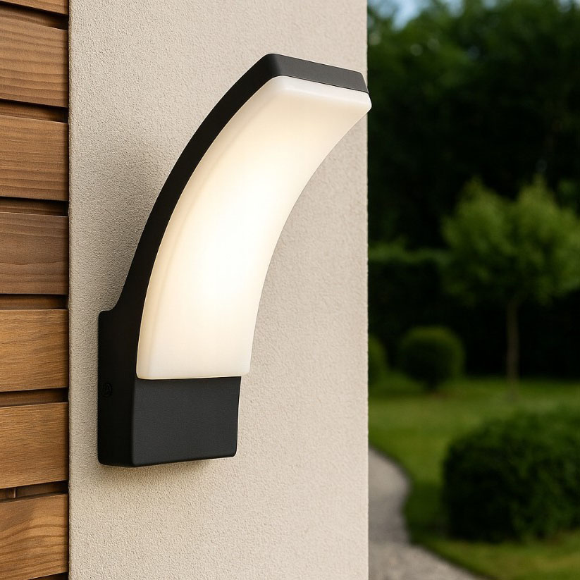 Kinkiet elewacyjny LED Grudo 12W, kolor czarny, z półprzezroczystym kloszem w kształcie łuku, montowany na ścianie. Oświetlenie o temperaturze barwowej 4000K, o stopniu ochrony IP54, idealne do użytku na zewnątrz.
