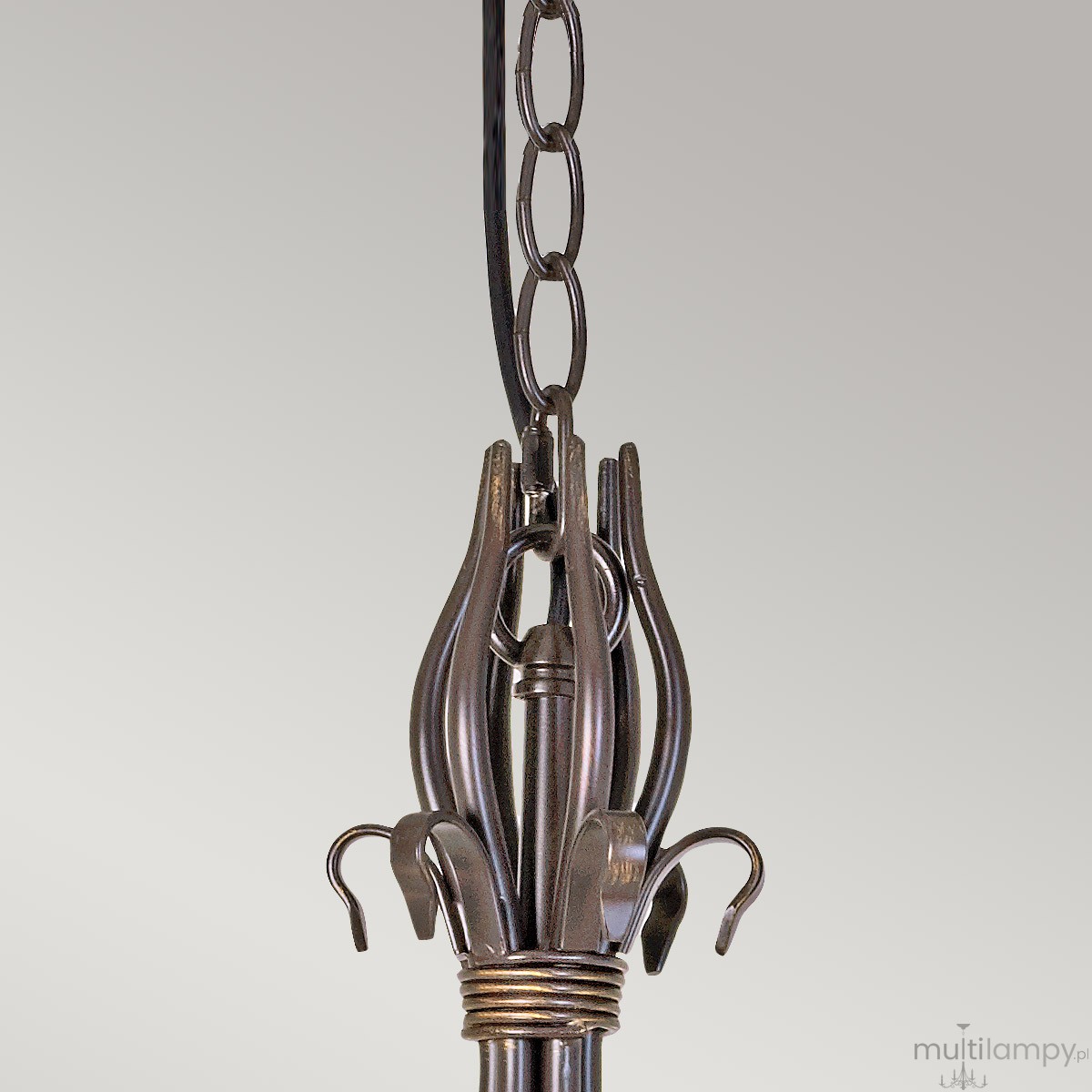 Lampa wisząca Windermere w kolorze złoto-brązowym, z sześcioma gniazdami E14. Ujęcie z bliska pokazuje detale mocowania i kształt dekoracyjnych elementów. Produkt zawieszony na łańcuchu, z widocznymi zaokrąglonymi krawędziami.