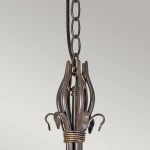 Lampa wisząca Windermere w kolorze złoto-brązowym, z sześcioma gniazdami E14. Ujęcie z bliska pokazuje detale mocowania i kształt dekoracyjnych elementów. Produkt zawieszony na łańcuchu, z widocznymi zaokrąglonymi krawędziami.