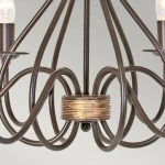 Lampa wisząca Windermere 6x E14 w kolorze złoto-brązowym, z eleganckimi, falistymi ramionami. Widoczny centralny element z metalicznym wykończeniem, z miejscami na sześć żarówek. Ujęcie z bliska, podkreślające detale konstrukcji.