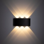Kinkiet elewacyjny Arrow w kolorze czarnym, montowany na ścianie, z sześcioma diodami LED 6W. Emituje światło w górę i w dół, tworząc efektowne cienie. Klasa ochrony IP54, co zapewnia odporność na warunki atmosferyczne.