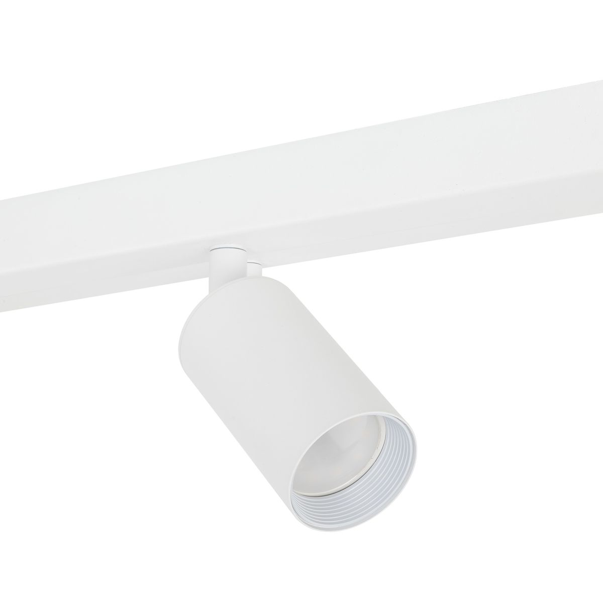 Biała lampa sufitowa Amis z czterema punktami świetlnymi typu GU10, zamontowana na prostokątnej, białej podstawie. Widoczny detal reflektora w kształcie cylindra, skierowanego w dół, idealna do oświetlenia wnętrz.