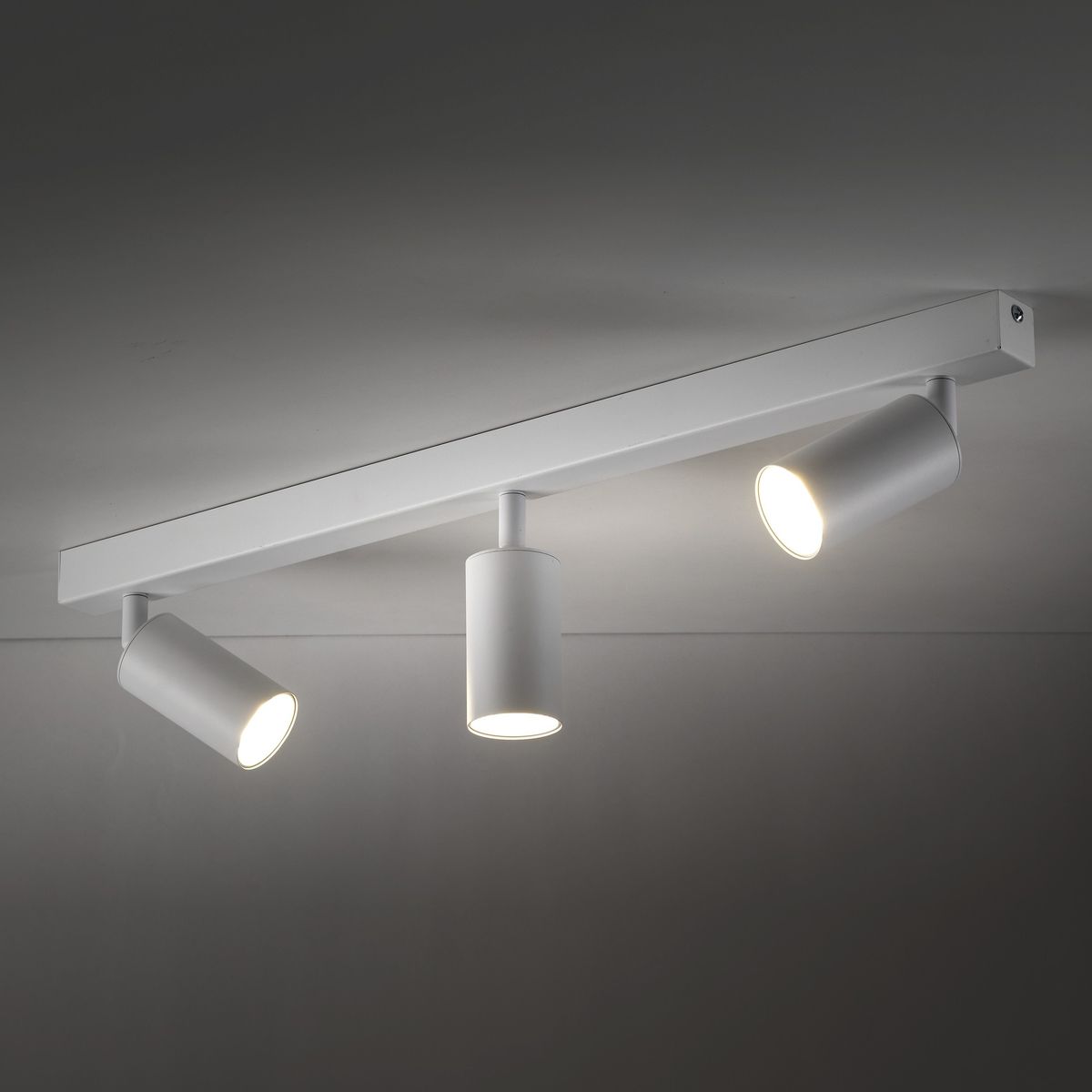 Lampa sufitowa Amis w kolorze białym, z trzema regulowanymi punktami świetlnymi GU10. Montowana na prostokątnej podstawie, widoczna z góry, idealna do oświetlenia wnętrz.