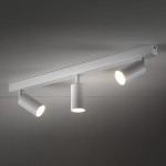 Lampa sufitowa Amis w kolorze białym, z trzema regulowanymi punktami świetlnymi GU10. Montowana na prostokątnej podstawie, widoczna z góry, idealna do oświetlenia wnętrz.