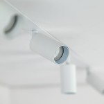 Lampa sufitowa podtynkowa Amis z czterema oprawami na żarówki GU10. Biała obudowa z metalu, okrągłe klosze w minimalistycznym stylu. Ujęcie z bliska, pokazujące detale mocowania i lampy.