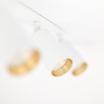 Lampa sufitowa podtynkowa Amis w kolorze białym z trzema oprawami na żarówki GU10. Widoczna złota dekoracja wewnętrzna i minimalistyczny design. Ujęcie z bliska ukazuje detale opraw.