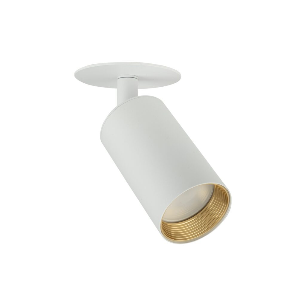 Biała lampa sufitowa podtynkowa Amis z oprawą w kształcie cylindrycznym, zamontowana na okrągłej podstawie. Wewnątrz znajduje się gwint GU10. Produkt jest skierowany pod kątem, co podkreśla jego nowoczesny design.