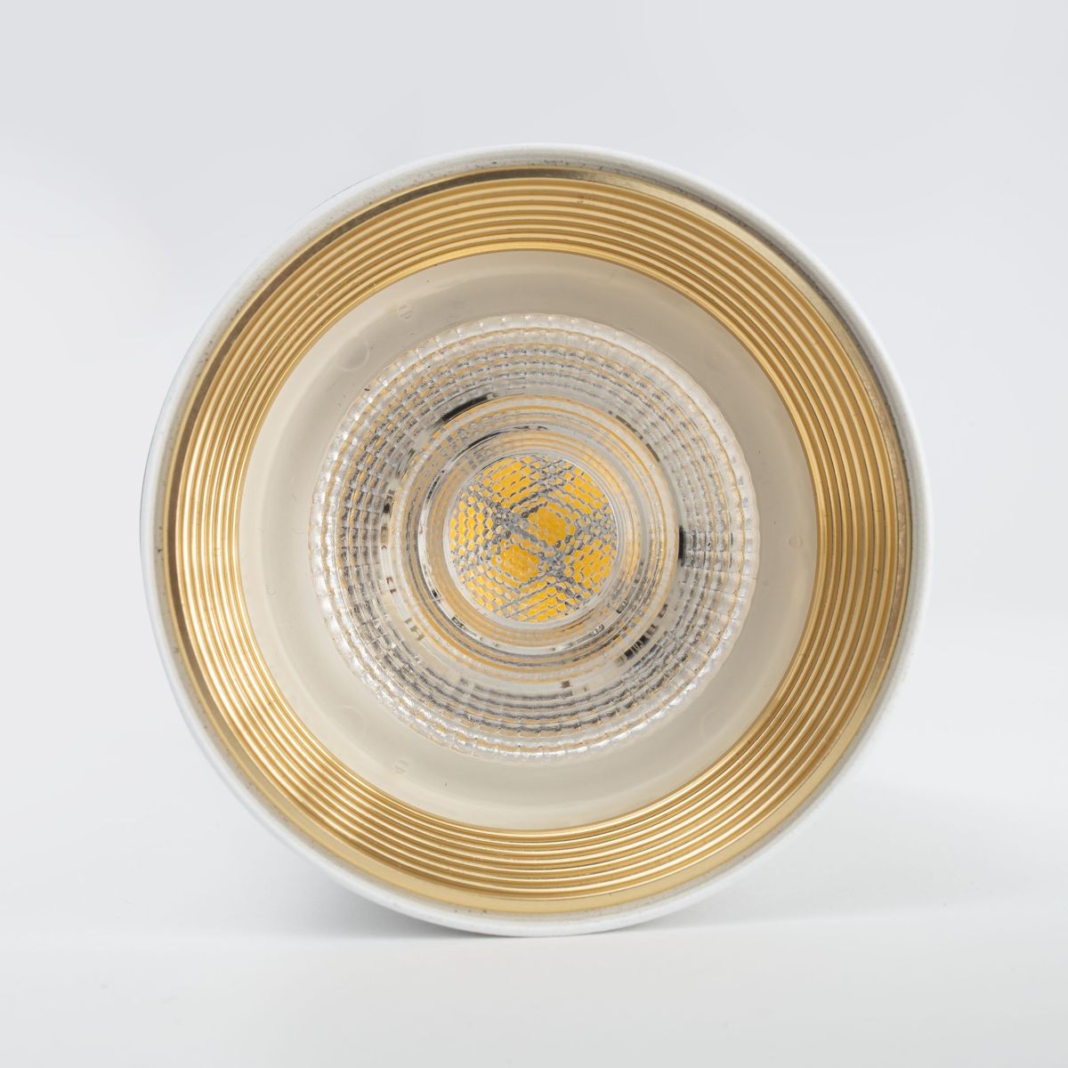 Lampa sufitowa Amis 1xGU10 w białej obudowie, z okrągłym kloszem. Wewnątrz widoczne złote akcenty oraz przezroczysta część z diodami LED. Ujęcie frontalne, pokazujące detale wykończenia i struktury klosza.