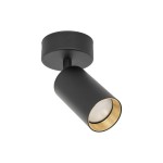 Lampa sufitowa Amis w kolorze czarnym z pojedynczym spotem na żarówkę GU10. Cylindryczny kształt z metalowym wykończeniem w złotym kolorze na wewnętrznej stronie. Ujęcie z boku, zamontowana na okrągłej podstawie.