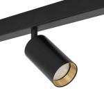 Czarna lampa sufitowa Amis z trzema spotami na żarówki GU10. Konstrukcja z prostokątnym wspornikiem i cylindrycznymi kloszami. Widoczny złoty gwint wewnątrz klosza, pod kątem, w zbliżeniu na detal. Idealna do nowoczesnych wnętrz.