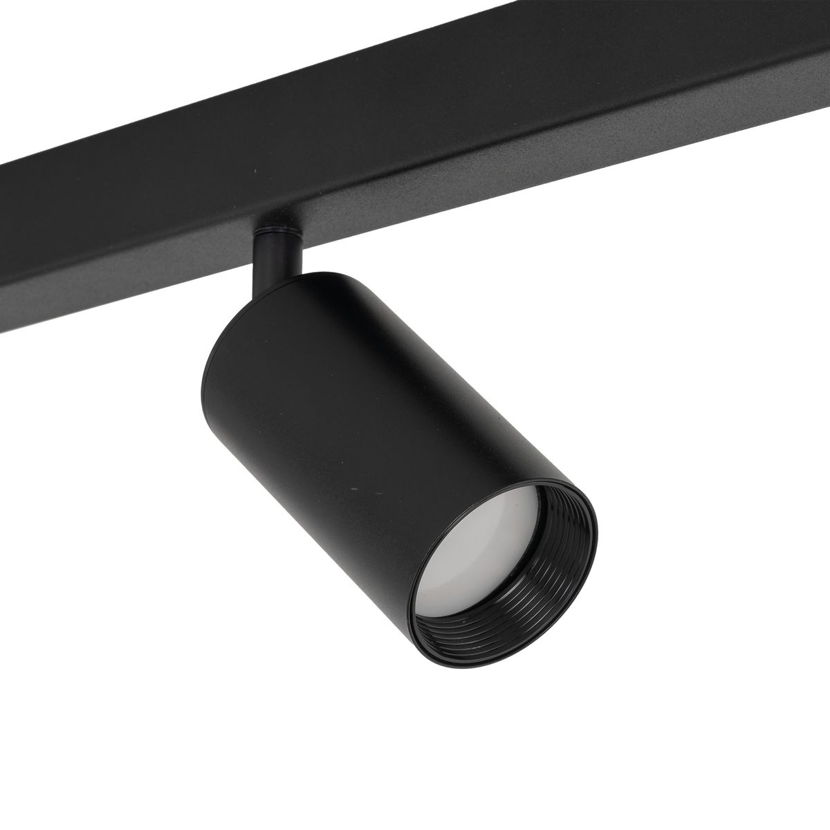 Lampa sufitowa Amis w kolorze czarnym z trzema reflektorami GU10. Ujęcie z boku, zbliżenie na jeden z reflektorów, który ma okrągły kształt i matowe wykończenie. Konstrukcja metalowa, zamocowana na prostokątnej podstawie.