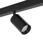 Lampa sufitowa Amis w kolorze czarnym z trzema reflektorami GU10. Ujęcie z boku, zbliżenie na jeden z reflektorów, który ma okrągły kształt i matowe wykończenie. Konstrukcja metalowa, zamocowana na prostokątnej podstawie.