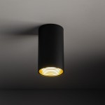 Czarna lampa sufitowa Amis z oprawą na jedną żarówkę GU10. Cylindryczny kształt, widoczne złote detale wewnątrz. Montowana na suficie, w minimalistycznym stylu, idealna do nowoczesnych wnętrz.