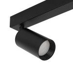 Lampa sufitowa Amis, czarna, z dwoma punktami świetlnymi na metalowej podstawie. Ujęcie z boku, pokazujące cylindryczny klosz z gwintem GU10. Prosty, nowoczesny design, idealna do oświetlenia wnętrz.