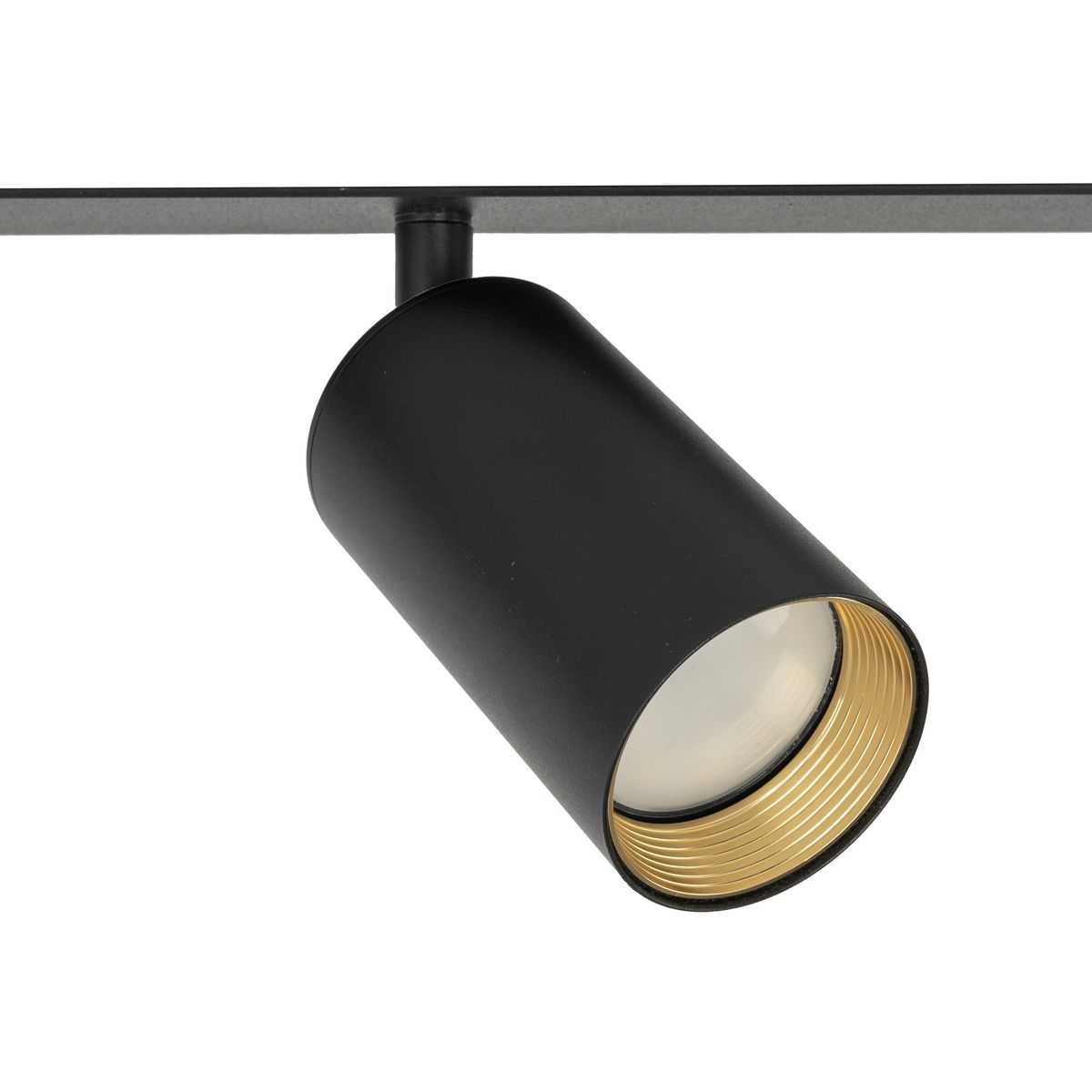 Lampa sufitowa podtynkowa Amis z czarnym korpusem, z cylindrycznym kloszem wykończonym w złotym kolorze. Ujęcie z boku, pokazujące detal oprawy na tle jednolitego tła. Przeznaczona do montażu z czterema żarówkami GU10.