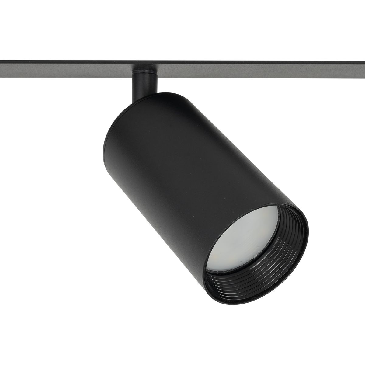 Lampa sufitowa podtynkowa Amis w kolorze czarnym, z czterema reflektorami GU10. Ujęcie z boku, pokazujące cylindryczny kształt reflektora oraz mocowanie do sufitu. Gładka matowa powierzchnia, minimalistyczny design.