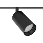 Lampa sufitowa podtynkowa Amis w kolorze czarnym, z czterema reflektorami GU10. Ujęcie z boku, pokazujące cylindryczny kształt reflektora oraz mocowanie do sufitu. Gładka matowa powierzchnia, minimalistyczny design.