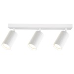 Lampa sufitowa Lucerno w kolorze białym z trzema reflektorami GU10. Reflektory mają żłobioną fakturę i są zamocowane na prostokątnej, płaskiej podstawie. Kąt ujęcia pokazuje lampę z przodu, z widocznymi detalami.