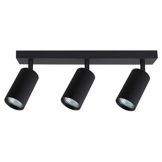 Czarna lampa sufitowa Lucerno z trzema reflektorami GU10, zamocowana na prostokątnej podstawie. Reflektory mają cylindryczny kształt z rowkowaną teksturą, skierowane w różnych kierunkach, co umożliwia regulację oświetlenia.