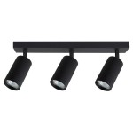 Czarna lampa sufitowa Lucerno z trzema reflektorami GU10, zamocowana na prostokątnej podstawie. Reflektory mają cylindryczny kształt z rowkowaną teksturą, skierowane w różnych kierunkach, co umożliwia regulację oświetlenia.