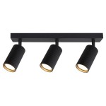 Lampa sufitowa Lucerno z trzema reflektorami GU10 w kolorze czarnym. Każdy z reflektorów ma żebrowaną powierzchnię i okrągły klosz. Ujęcie frontalne, produkt zamontowany na prostokątnej podstawie.