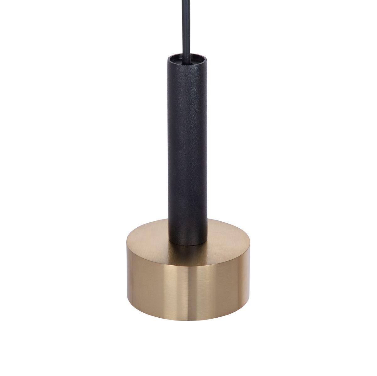 Czarna lampa wisząca Stamp z metalowym uchwytem w kolorze złotym. Okrągła podstawa z matowego metalu, smukły, cylindryczny korpus. Przeznaczona do żarówki G9 oraz GX53. Ujęcie z boku, stojąca na jednolitym tle.