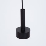 Lampa wisząca Stamp w kolorze czarnym, wyposażona w trzy gniazda GX53. Ujęcie z dołu, pokazujące cylindryczny uchwyt oraz okrągłą podstawę. Materiał matowy, minimalistyczny design, idealna do nowoczesnych wnętrz.
