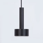Lampa wisząca Stamp 3xGX53 w kolorze czarnym, o cylindrycznym kształcie z matową powierzchnią. Zawieszona na cienkim przewodzie, z okrągłą podstawą, idealna do nowoczesnych wnętrz.