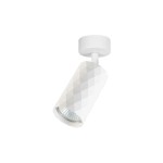 Biała lampa sufitowa spot GU10 o cylindrycznym kształcie z fakturą w formie diamentowych wypukłości. Zamontowana na okrągłym, białym mocowaniu. Źródło światła skierowane w dół, idealna do oświetlenia wnętrz.