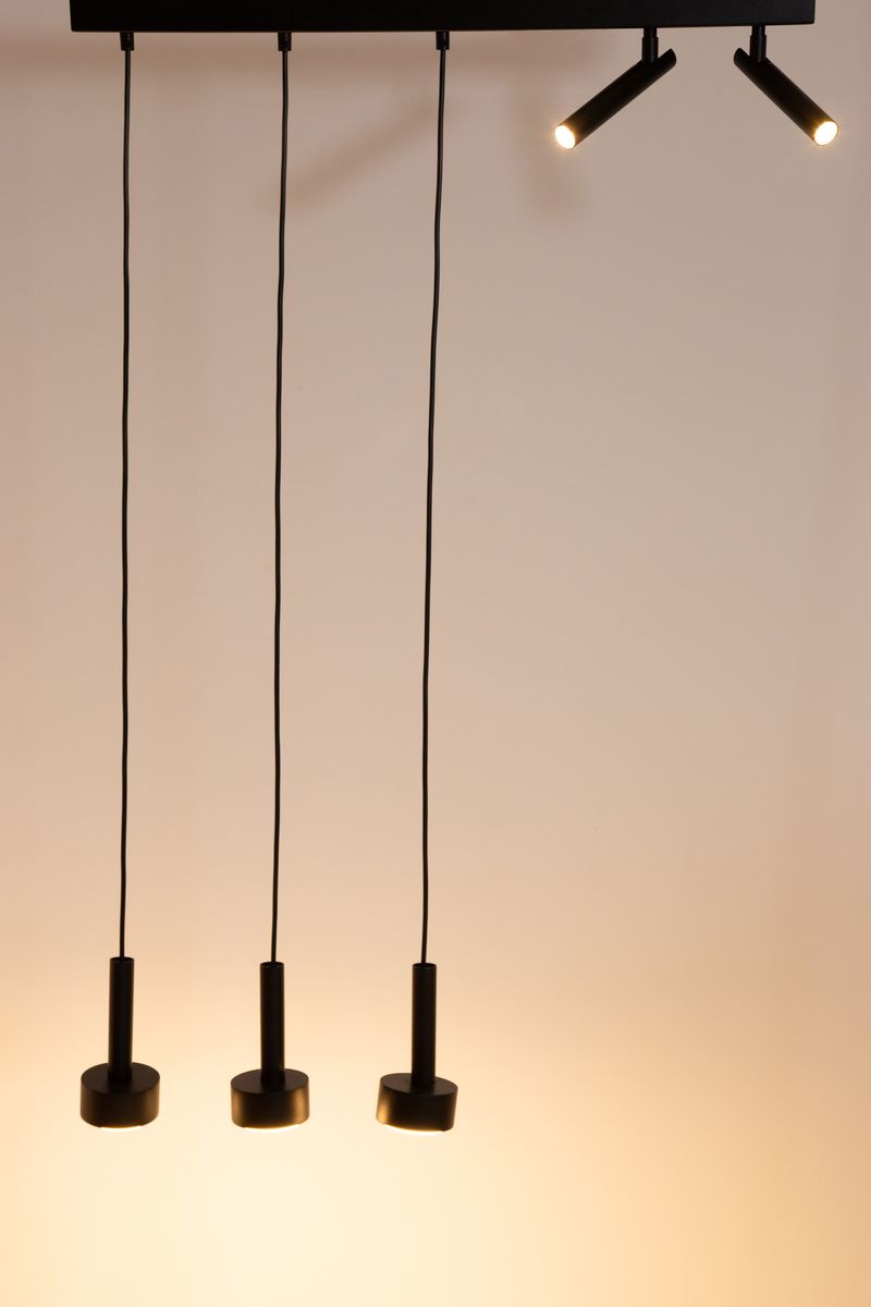 Lampa wisząca Stamp w kolorze czarnym, z trzema okrągłymi źródłami światła na długich przewodach oraz dwoma reflektorami. Ujęcie z góry, pokazujące zawieszenie i minimalistyczny design. Tło jasne, co podkreśla formę lampy.