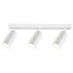 Lampa sufitowa Glamour z trzema reflektorami GU10 w kolorze białym. Reflektory mają diamentową fakturę, zamontowane na prostokątnej podstawie. Ujęcie frontalne, produkt w pozycji zamontowanej.