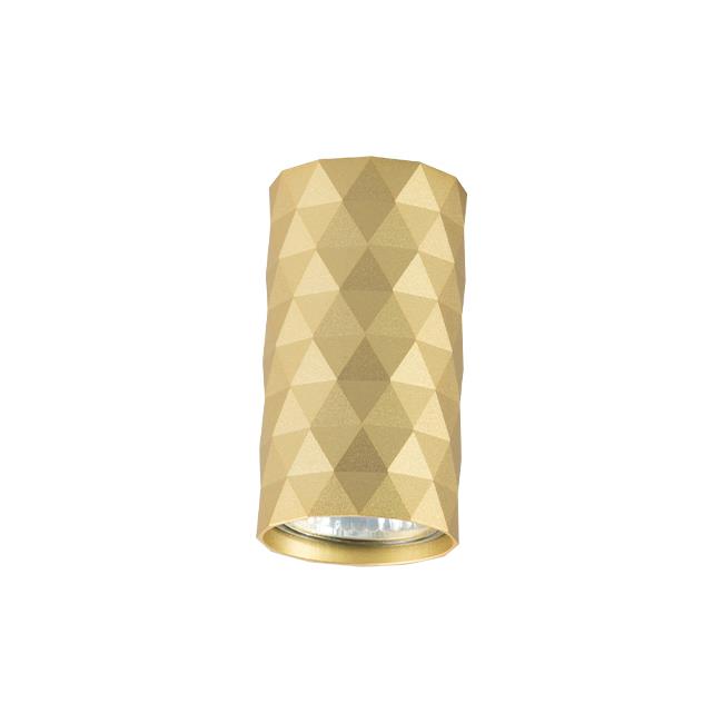 Złota lampa sufitowa tuba GU10 o geometrycznej, fakturowanej powierzchni. Ujęcie frontalne, produkt wiszący, widoczna część emitująca światło. Idealna do nowoczesnych wnętrz, na jednolitym tle.