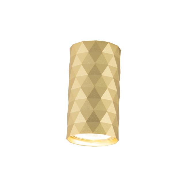 Złota lampa sufitowa tuba GU10 o geometrycznej, teksturowanej powierzchni w kształcie rombów. Ujęcie frontalne, lampa zamontowana na suficie, emituje ciepłe światło, idealna do nowoczesnych wnętrz.