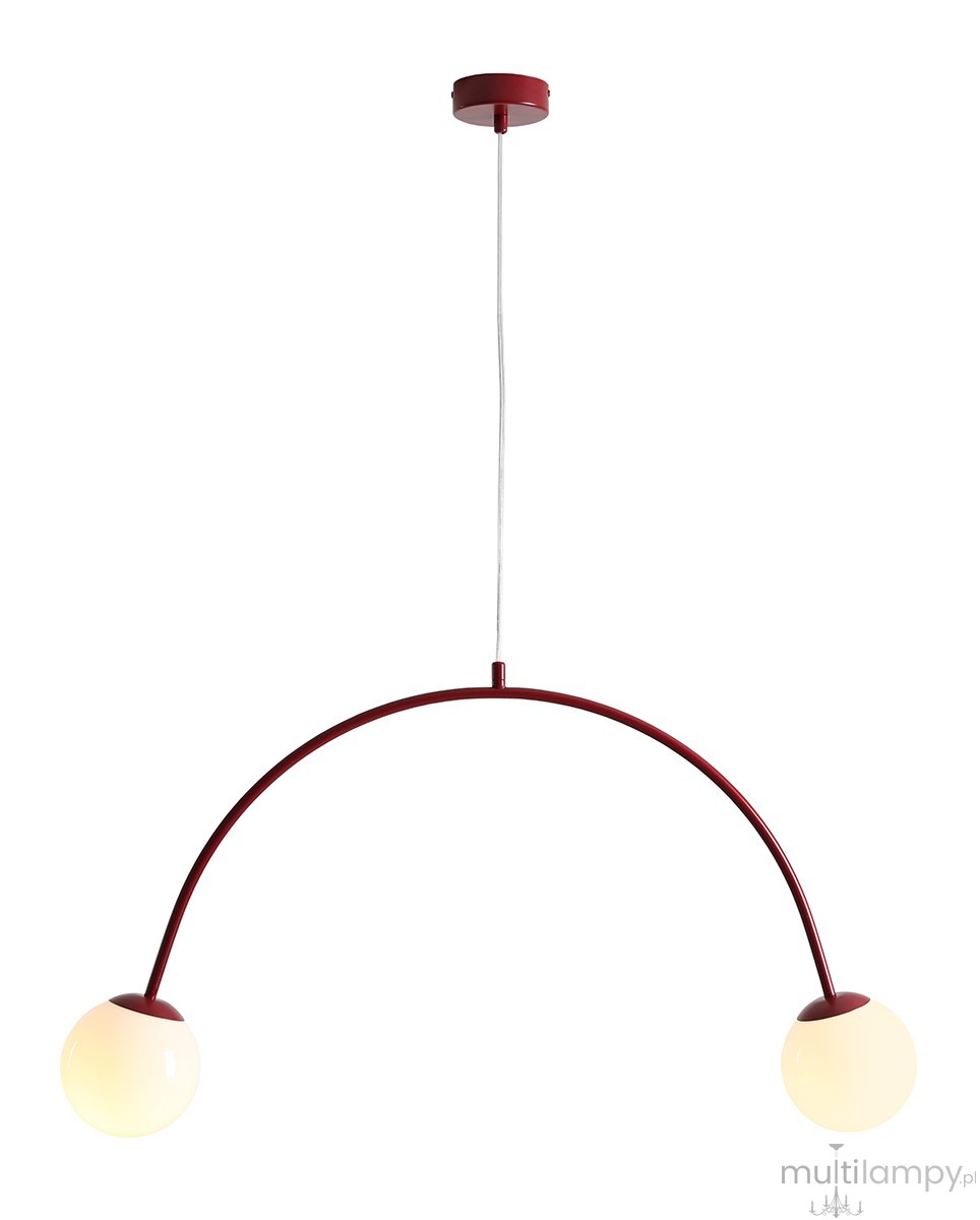 Lampa wisząca Una Red Wine z dwoma kulistymi kloszami z mlecznego szkła zawieszona na czerwonym łuku. Klosze są umieszczone na końcach łuku, a całość zawieszona na białym przewodzie. Elementy metalowe w intensywnym czerwonym kolorze.