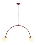Lampa wisząca Una Red Wine z dwoma kulistymi kloszami z mlecznego szkła zawieszona na czerwonym łuku. Klosze są umieszczone na końcach łuku, a całość zawieszona na białym przewodzie. Elementy metalowe w intensywnym czerwonym kolorze.