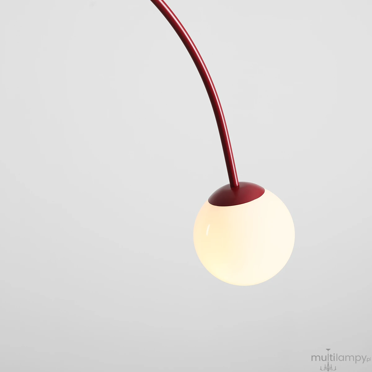Lampa wisząca Una Red Wine z dwoma gniazdami E14, z elastycznym czerwonym ramieniem i okrągłą, matową oprawą w kolorze białym. Ujęcie z góry, ukazujące połączenie kolorów oraz minimalistyczny design. Tło w odcieniach szarości.