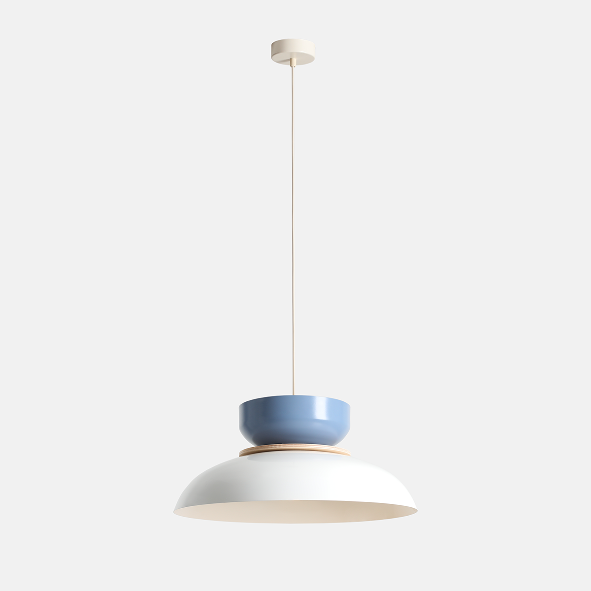 Lampa wisząca Aldo z jednym gniazdem E27, biała z niebieskim akcentem. Okrągła, metalowa klosz w białym kolorze z niebieską, mniejszą częścią u góry. Zawieszona na cienkim przewodzie, z okrągłym mocowaniem sufitowym.
