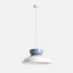 Lampa wisząca Aldo z jednym gniazdem E27, biała z niebieskim akcentem. Okrągła, metalowa klosz w białym kolorze z niebieską, mniejszą częścią u góry. Zawieszona na cienkim przewodzie, z okrągłym mocowaniem sufitowym.