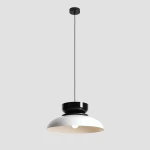 Lampa wisząca Aldo 1xE27 w kolorze białym i czarnym, o zaokrąglonym kształcie z czarnym elementem u góry. Zawieszona na cienkim przewodzie, z widoczną żarówką w dolnej części klosza. Tło szare, co podkreśla kontrast kolorów.