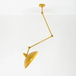 Lampa wisząca Melos 1xE27 w kolorze żółtym, z metalowym kloszem w kształcie stożka, zawieszona na regulowanym ramieniu. Produkt wisi pod kątem, z mocowaniem sufitowym w tej samej tonacji kolorystycznej, na białym tle.