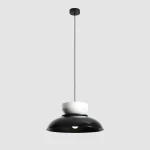 Lampa wisząca Aldo 1xE27 w kolorze czarnym i białym, z okrągłym kloszem w dolnej części oraz białym elementem na górze. Zawieszona na czarnym przewodzie, widok frontalny na prosty, nowoczesny design.
