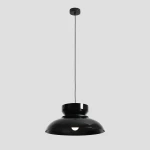 Czarna lampa wisząca Aldo z jednym gniazdem E27, o eleganckim, zaokrąglonym kształcie. Ujęcie frontalne, zawieszona na długim przewodzie, z połyskującą powierzchnią oraz subtelnym otworem na żarówkę. Tło jednolite, szare.