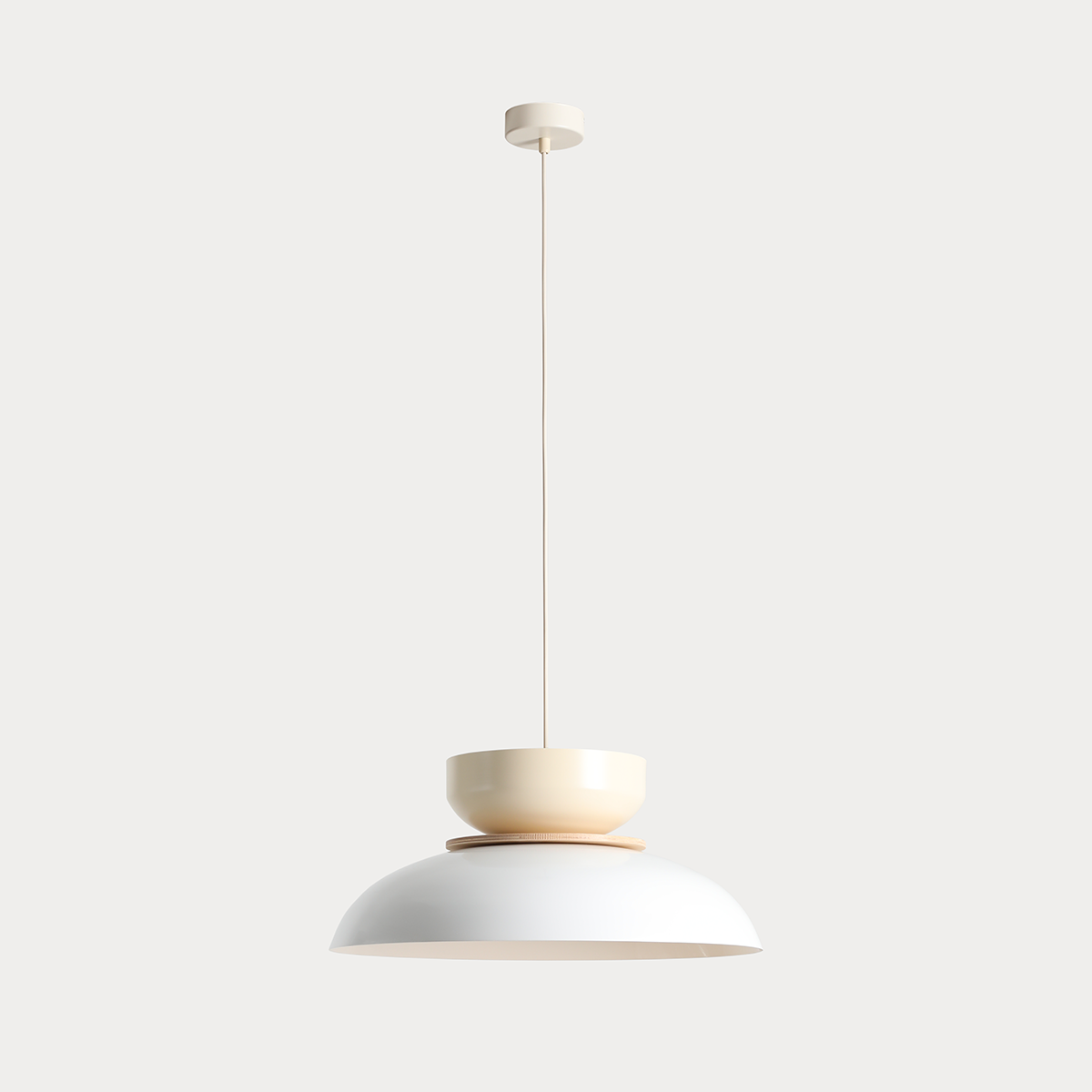 Lampa wisząca Aldo z oprawą w białym i kremowym kolorze, z metalowym kloszem o zaokrąglonym kształcie. Produkt zawieszony na cienkim przewodzie, z okrągłym mocowaniem sufitowym. Idealna do nowoczesnych wnętrz.