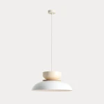 Lampa wisząca Aldo z oprawą w białym i kremowym kolorze, z metalowym kloszem o zaokrąglonym kształcie. Produkt zawieszony na cienkim przewodzie, z okrągłym mocowaniem sufitowym. Idealna do nowoczesnych wnętrz.