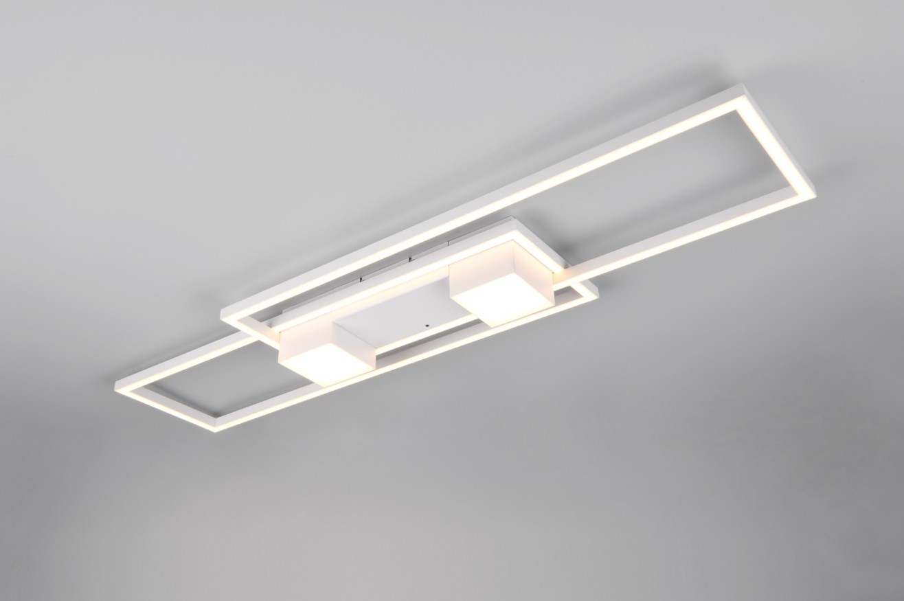 Lampa sufitowa Albany LED o mocy 37W w kolorze białym. Posiada prostokątną, nowoczesną konstrukcję z podwójnym źródłem światła. Ujęcie z dołu, pokazujące detale, w tym pilot do zdalnego sterowania. Tło jasnoszare, co podkreśla lampę.